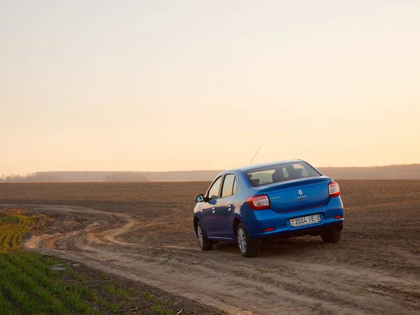 Gomel Belarus April 2020 Blauwe Renault Logan Auto Het Voorjaar — Stockfoto