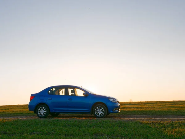 Gomel Biélorussie Avril 2020 Renault Logan Bleu Dans Champ Printemps — Photo