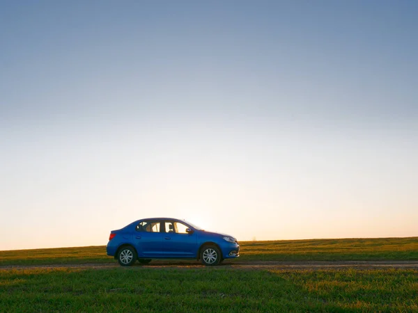 Gomel Belarus April 2020 Blauwe Renault Logan Auto Het Voorjaar — Stockfoto