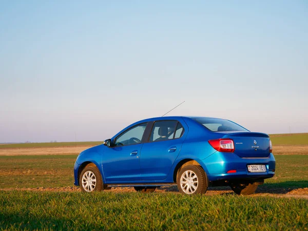 Gomel Belarus April 2020 Blauwe Renault Logan Auto Het Voorjaar — Stockfoto