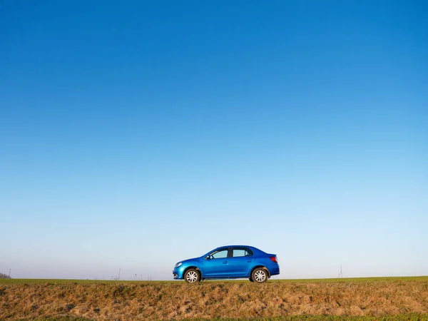 Gomel Hviterussland April 2020 Blå Renault Logan Bil Felt Våren – stockfoto