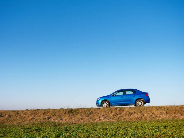 Gomel Fehéroroszország 2020 Április Kék Renault Logan Autó Egy Mezőn — Stock Fotó