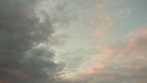 Wolken Die Morgengrauen Himmel Schweben — Stockvideo