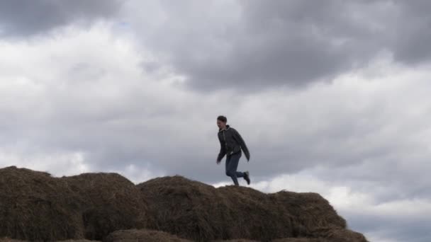 Enfant Jouer Avec Une Pile Paille Contre Ciel — Video