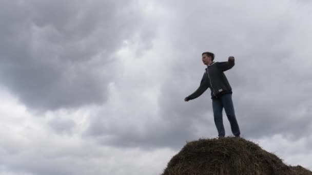 Barn Leka Med Hög Halm Mot Himlen — Stockvideo