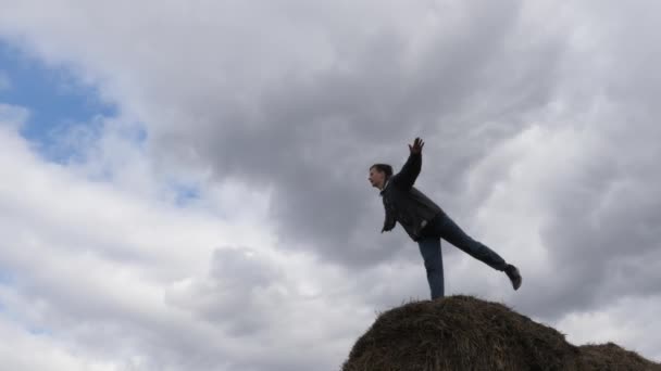 Kind Spelen Met Een Stapel Stro Tegen Hemel — Stockvideo