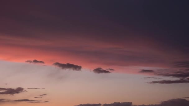 日落时分 云彩飘扬在天空中 — 图库视频影像