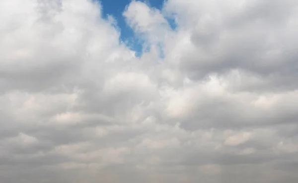 Awan Cepat Berenang Melalui Langit Biru Hari 2020 — Stok Foto