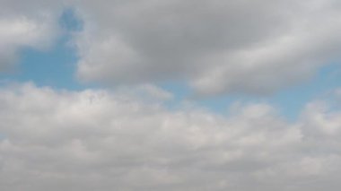 Bulutlar 2020 'nin mavi gökyüzünde hızla yüzerler.