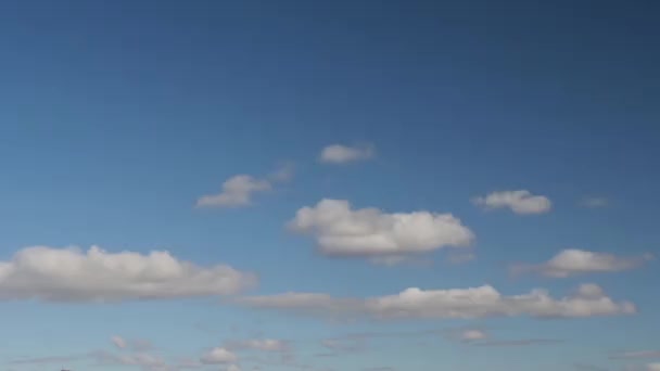 Nubes Nadan Rápidamente Través Del Cielo Azul Del Día 2020 — Vídeos de Stock