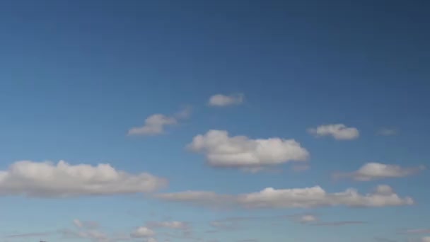 Chmury Szybko Przepływają Przez Błękitne Niebo Dnia 2020 — Wideo stockowe