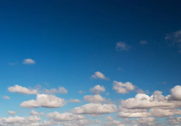 Awan Cepat Berenang Melalui Langit Biru Hari 2020 — Stok Foto