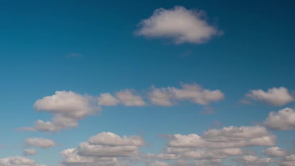 Nuvole Nuotare Rapidamente Attraverso Cielo Blu Del Giorno — Video Stock