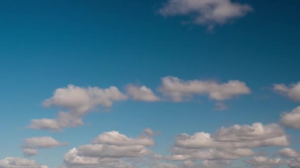 Nubes Nadan Rápidamente Través Del Cielo Azul Del Día — Vídeo de stock