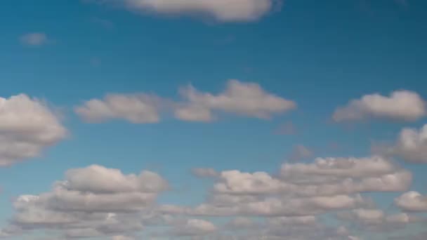 Хмари Швидко Пливуть Через Блакитне Небо Дня — стокове відео
