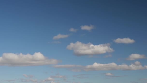 Wolken Zwemmen Snel Door Blauwe Lucht Van Dag — Stockvideo