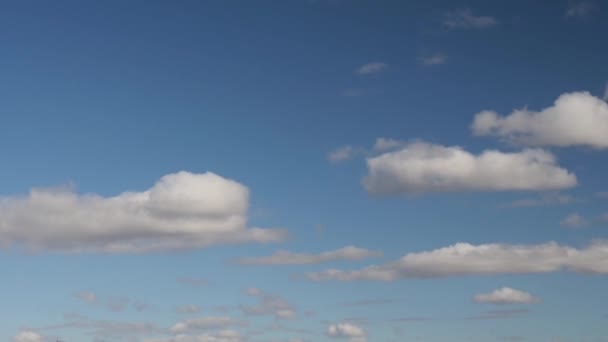 Bulutlar Günün Mavi Gökyüzünde Hızla Yüzer — Stok video