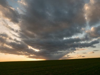 2020 'nin gün batımında koyu bulutlar kırmızı güneş