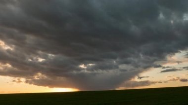 Gün batımında kara bulutlar kırmızı güneş