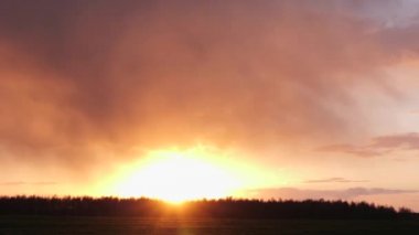 Gün batımında kara bulutlar kırmızı güneş