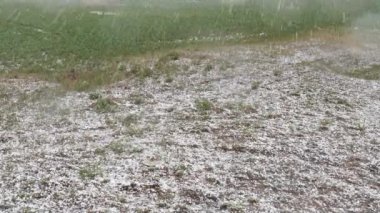 Gün batımında kara bulutlar kırmızı güneş