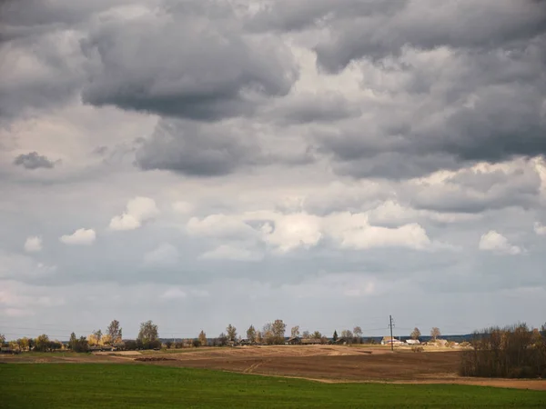 Aldeia Primavera Contra Céu Com Nuvens 2020 — Fotografia de Stock