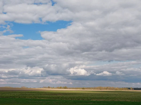 全景地平线春绿田野播撒在天空与云彩2020 — 图库照片