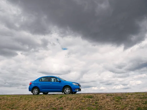 Gomel Belarus April 2020 Blue Renault Logan Car Background Sky — Stock Photo, Image