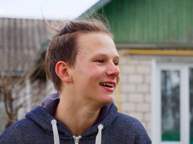 2020 doğasında neşeli sivilceli bir gencin portresi.