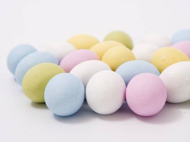 Beyaz arka planda paskalya yumurtası hediye seti 2020