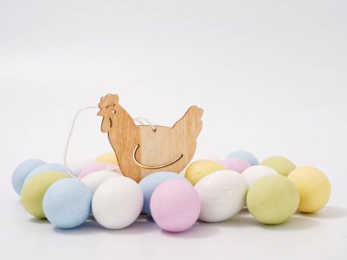 Beyaz arka planda paskalya yumurtası hediye seti 2020