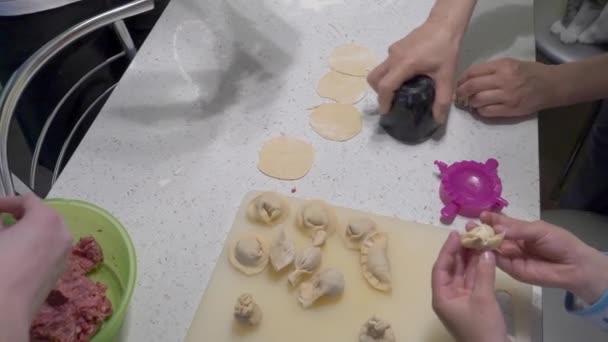 Familie Macht Knödel Aus Teig Und Fleisch — Stockvideo