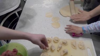 Aile hamur ve etten hamur tatlısı yapar.