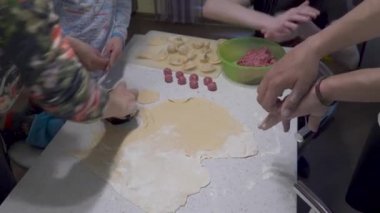 Aile hamur ve etten hamur tatlısı yapar.