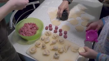 Aile hamur ve etten hamur tatlısı yapar.