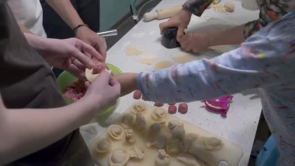 家族は生地と肉から団子を作り — ストック動画