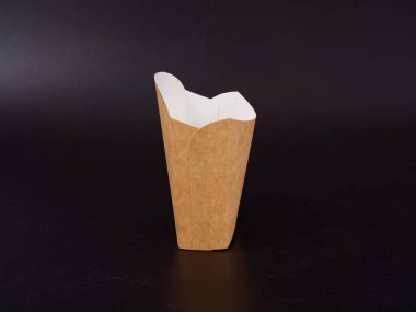 Karanlık bir arka planda fast food için çevre dostu ambalaj 2020