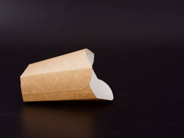 Karanlık bir arka planda fast food için çevre dostu ambalaj 2020