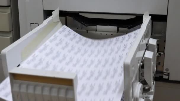 Fotokopi Makinesi Belgelerin Kopyalarını Yüksek Hızda Yazdırır — Stok video