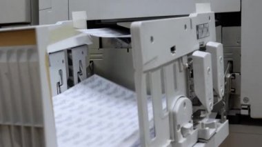 Fotokopi makinesi belgelerin kopyalarını yüksek hızda yazdırır