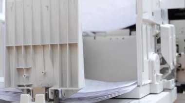 Fotokopi makinesi belgelerin kopyalarını yüksek hızda yazdırır