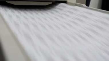 Fotokopi makinesi belgelerin kopyalarını yüksek hızda yazdırır