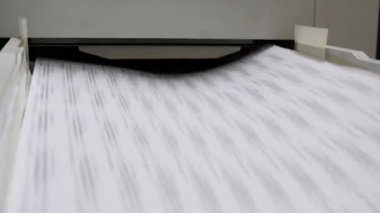 Fotokopi makinesi belgelerin kopyalarını yüksek hızda yazdırır