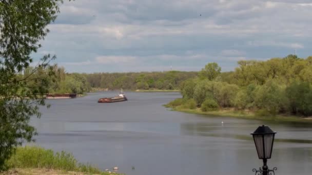 Баржа Йде Річці Навесні — стокове відео