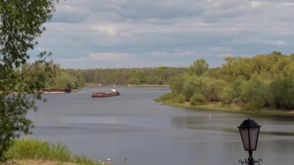 Barka Wypływa Wiosną Rzekę — Wideo stockowe