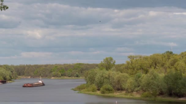 Barka Wypływa Wiosną Rzekę — Wideo stockowe