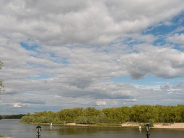 Beyaz yelkenli küçük yatlar 2020 nehri boyunca gider.