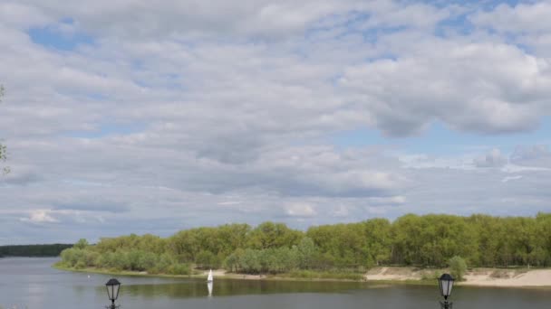 白い帆のついた小さなヨットが川に沿って2020年に — ストック動画