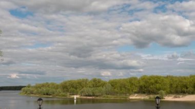 Beyaz yelkenli küçük yatlar 2020 nehri boyunca gider.