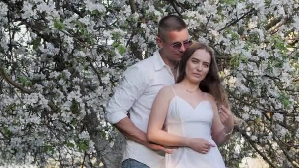 Jeune Homme Fille Fleurs Pommiers Dans Jardin 2020 — Video